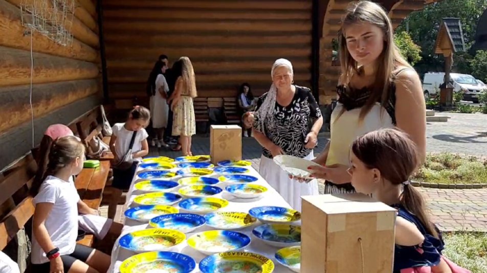 У Косові діти провели ярмарок, щоб зібрати гроші на потреби Збройних сил України.